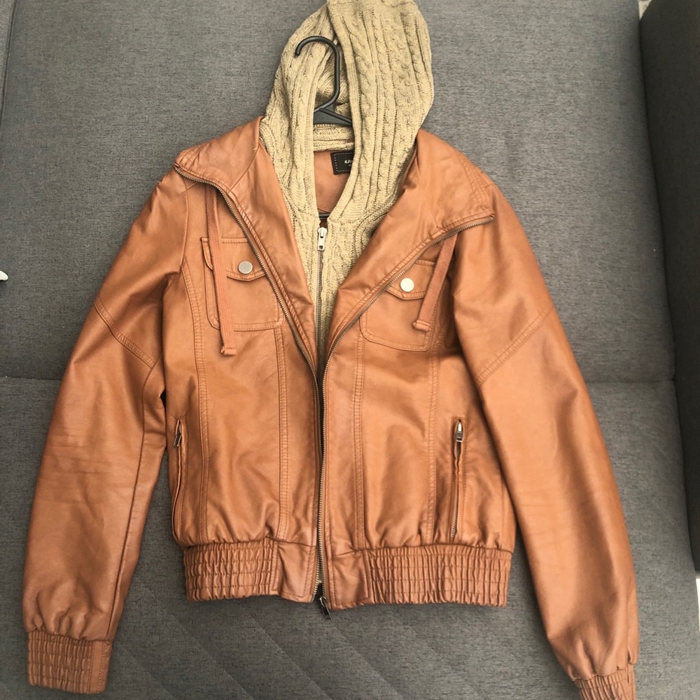 Women’s S pleather jacket w/ removable knit hood